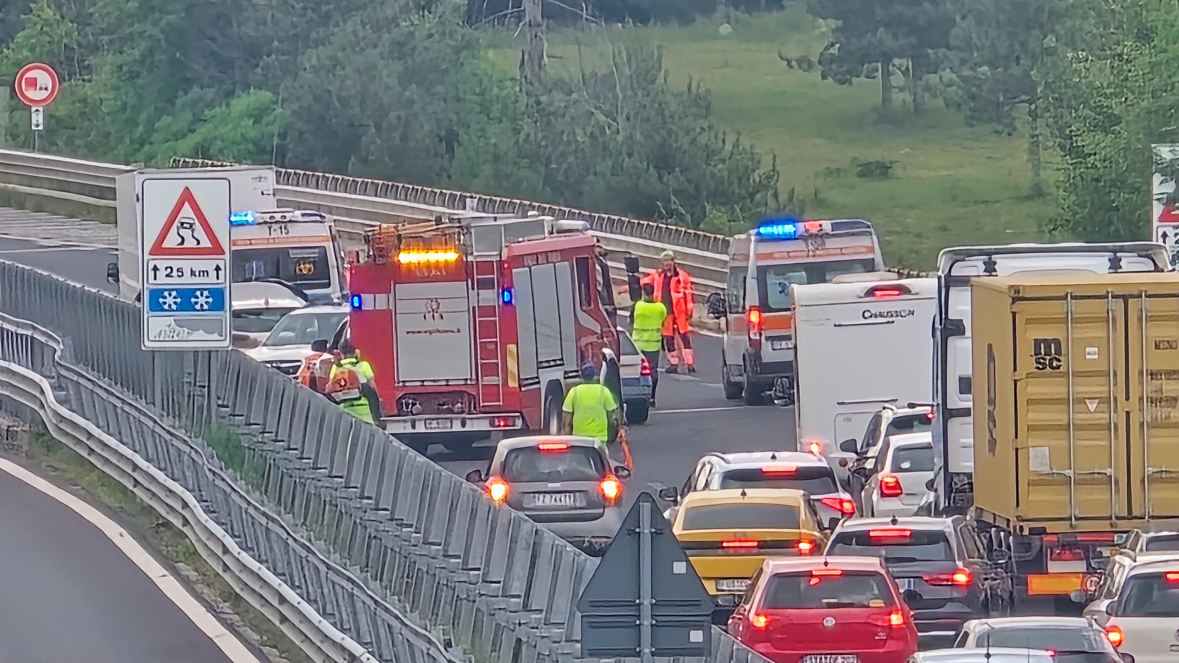 Na hitri cesti pri Fernetičih trčila štiri vozila, nastajajo daljši zastoji