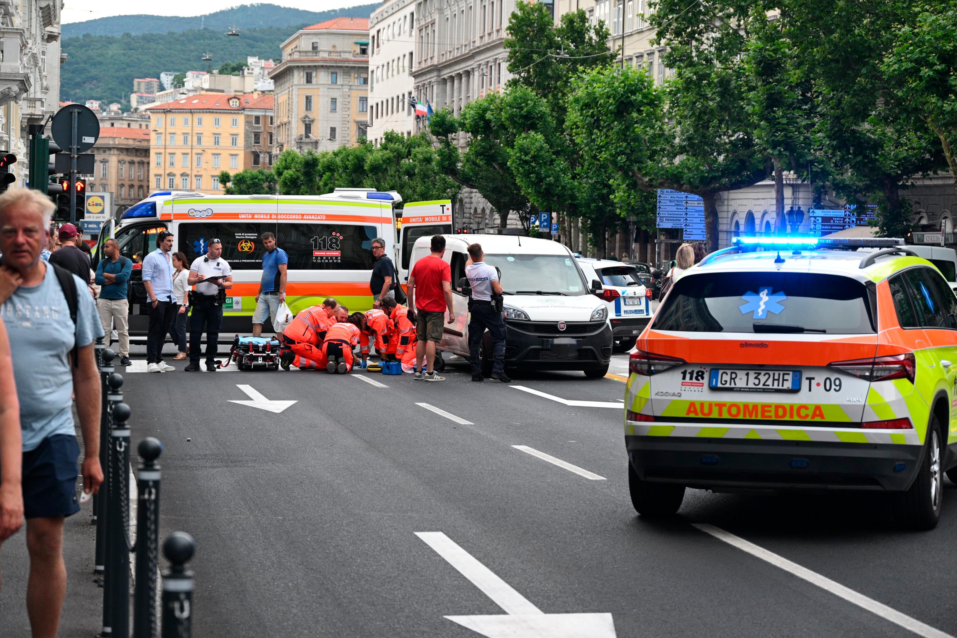 V Ulici Carducci dostavni avtomobil podrl mlajšega moškega