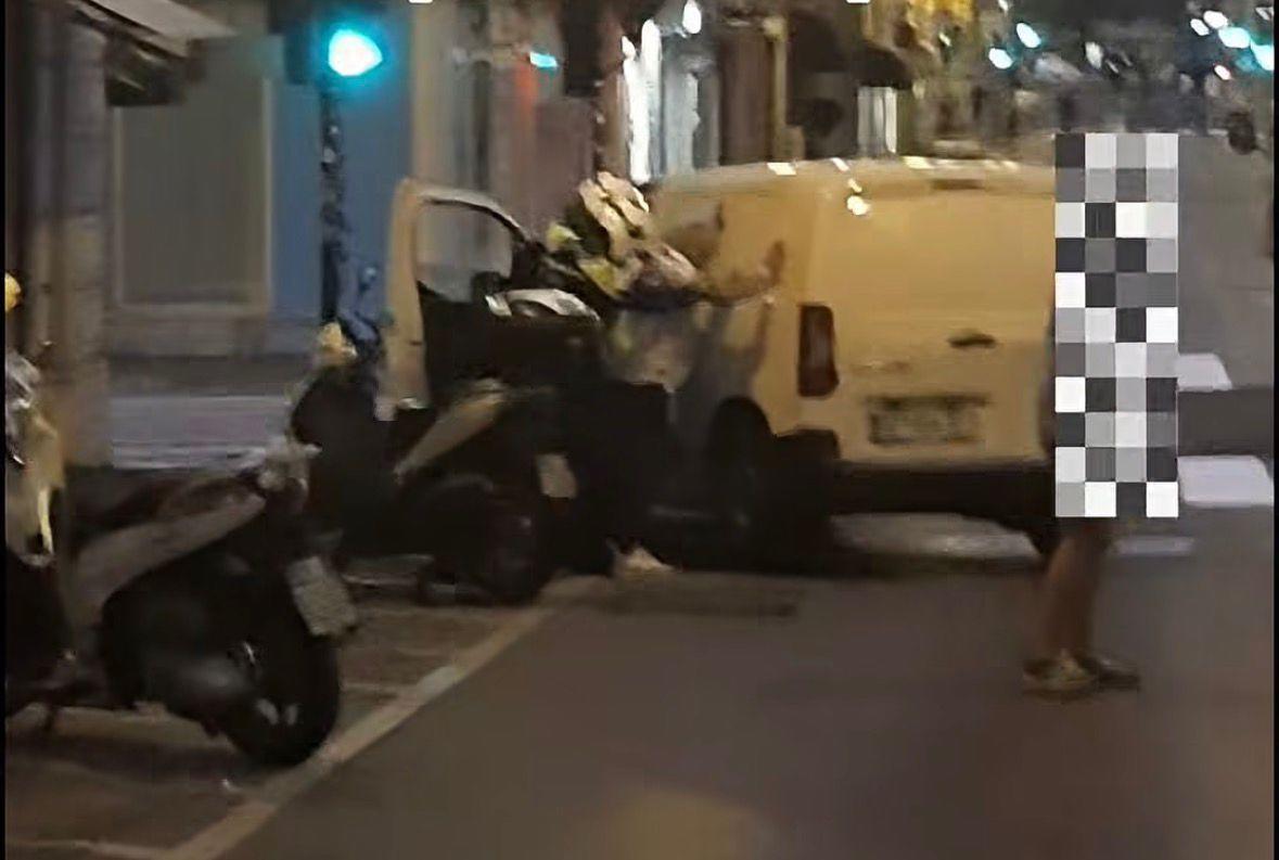 Vinjen voznik s kombijem proti skupini protestnikov