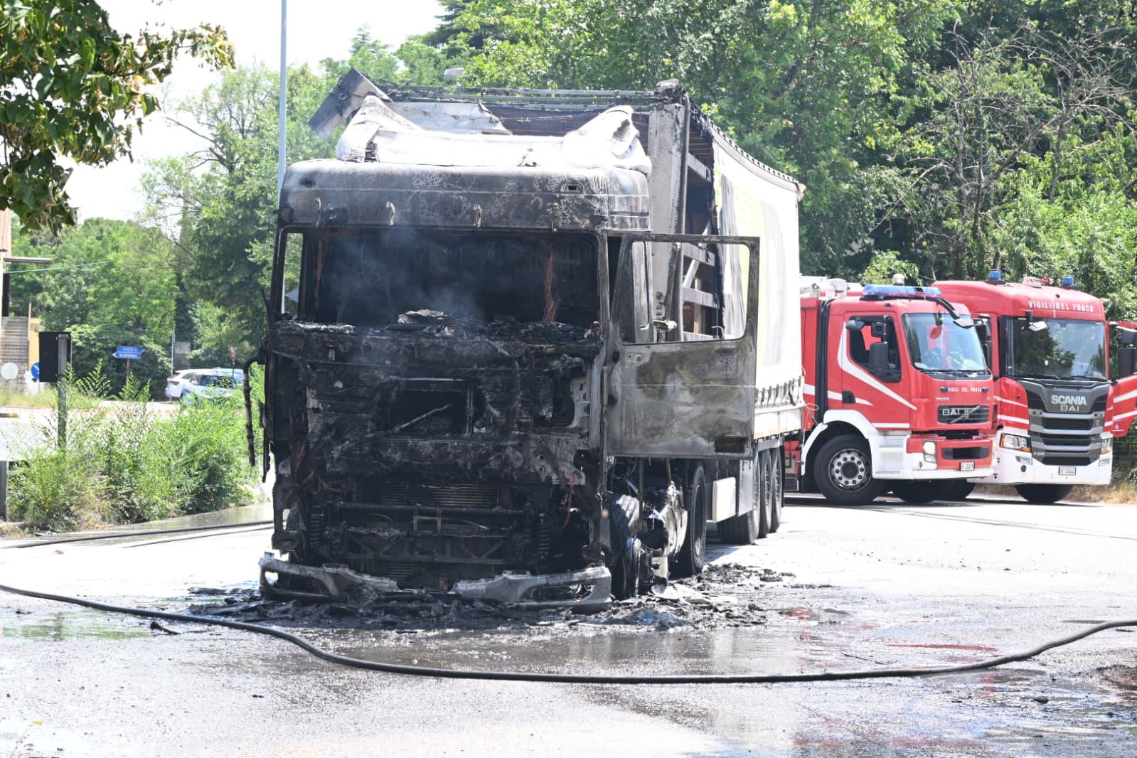 Pri Fernetičih zagorel tovornjak