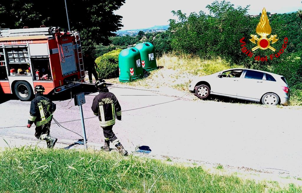 V Števerjanu avtomobil obtičal nad brežino
