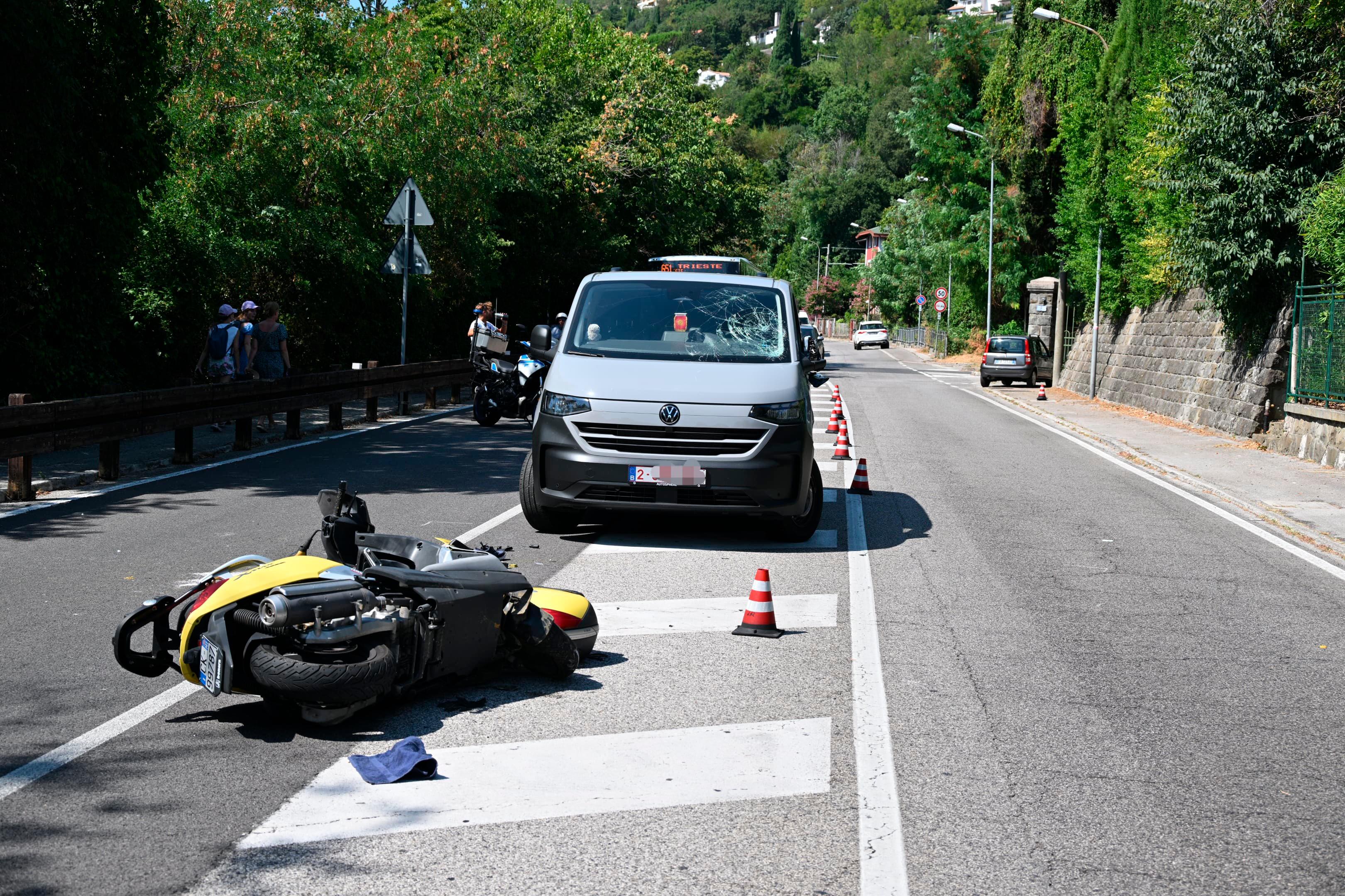 Na Obalni cesti zaradi nesreče promet poteka izmenično enosmerno