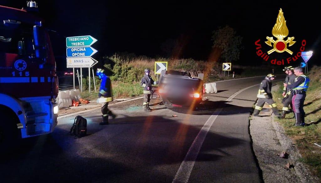 Avtomobil je na avtocestnem izvozu obtičal na strehi