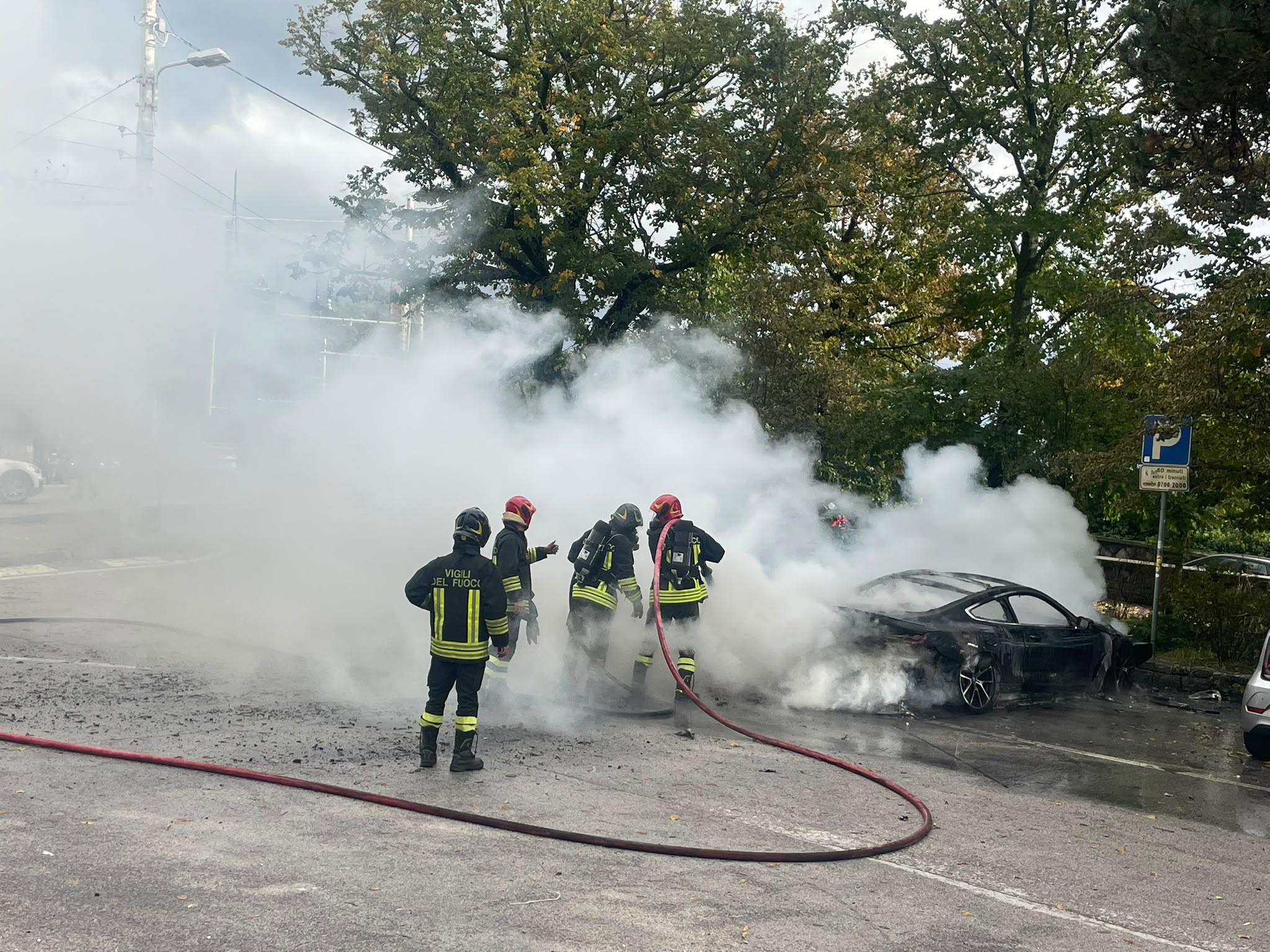Pri Obelisku je zgorel avtomobil