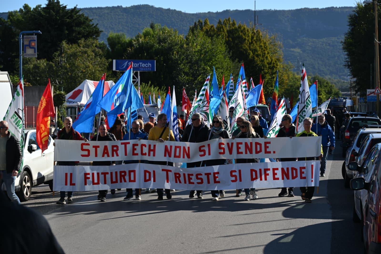 Množica v podporo delavcem tovarne Startech