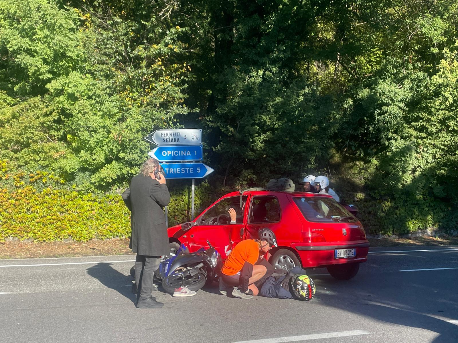 Nad Lajnarji trčila motorno kolo in avtomobil
