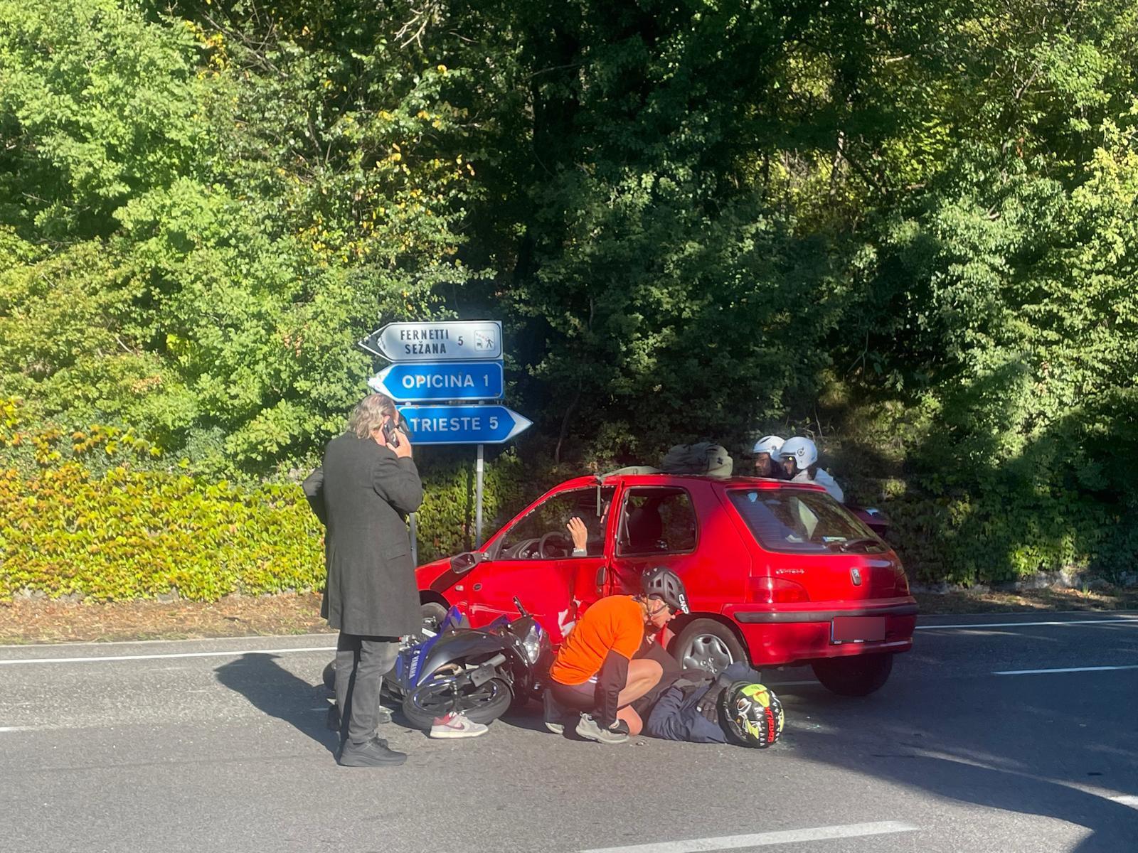 Nad Lajnarji trčila motorno kolo in avtomobil