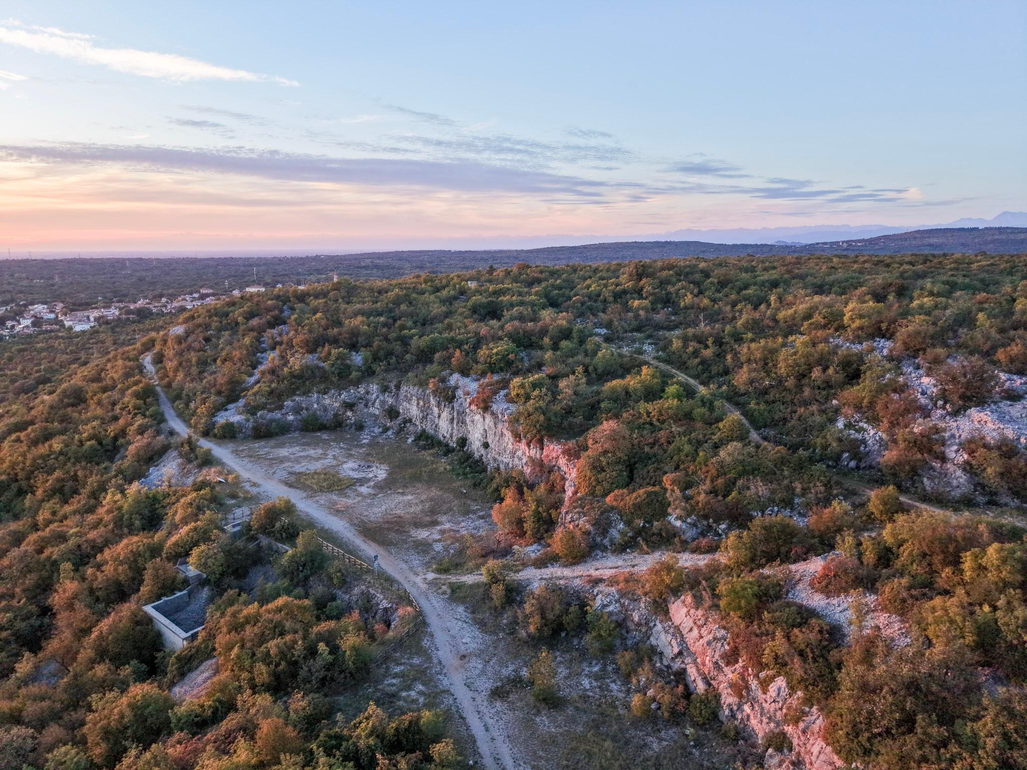 Pri Doberdobu pešpot med jezerom, skalami in zgodovino in kraško goščo