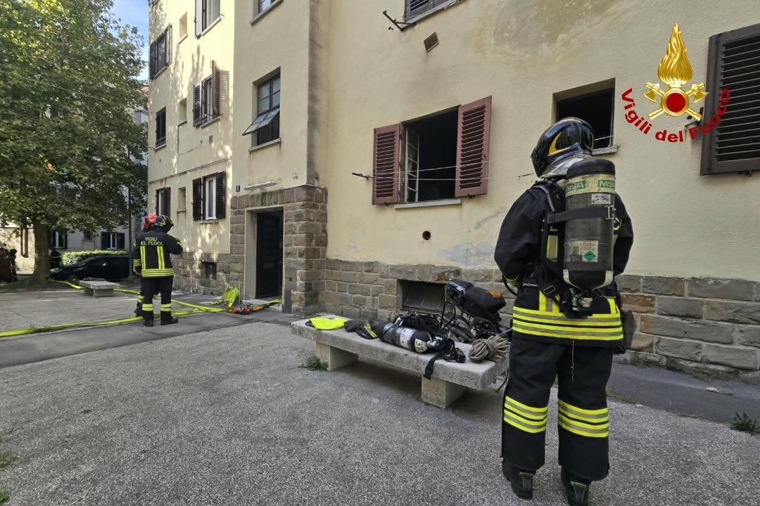 Na Greti tri osebe rešili iz zadimljene stavbe