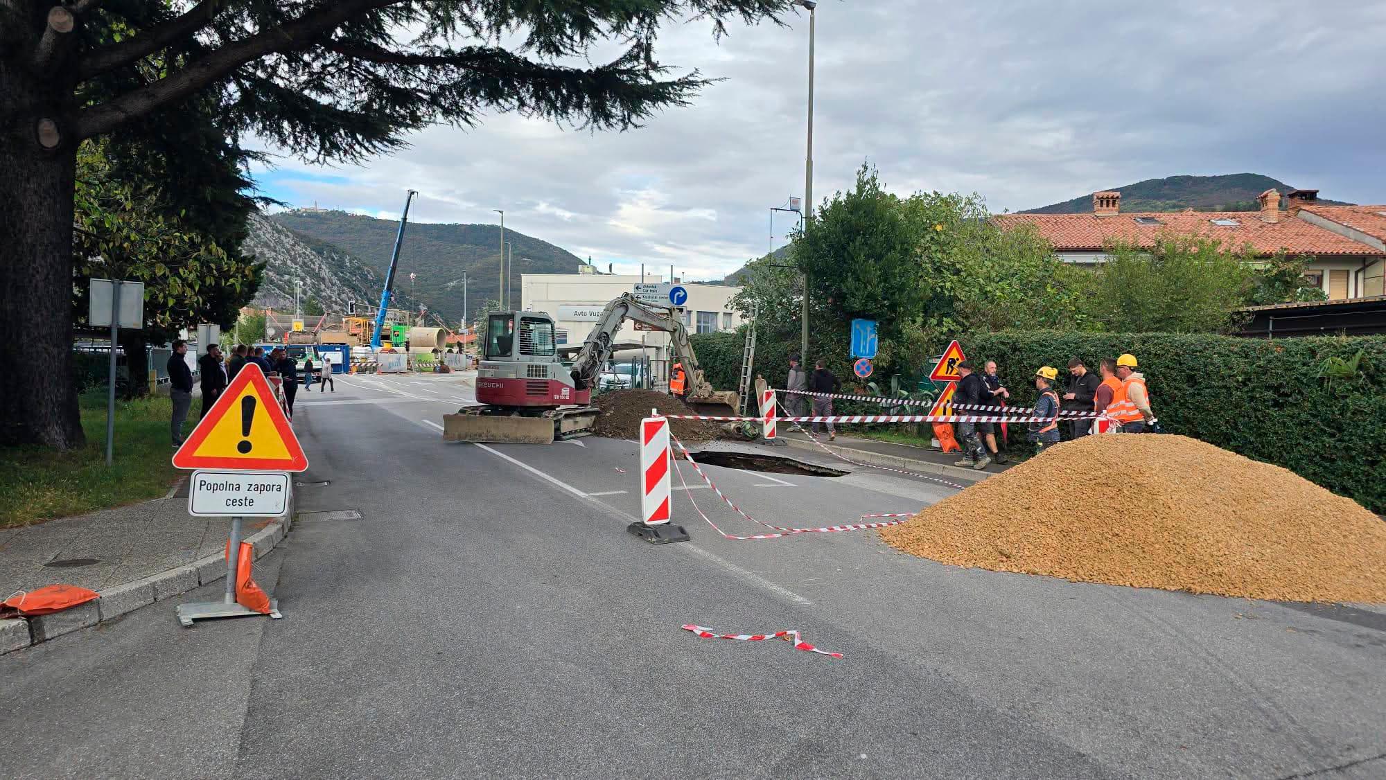 Na Prvomajski ulici v Novi Gorici se je vdrlo cestišče