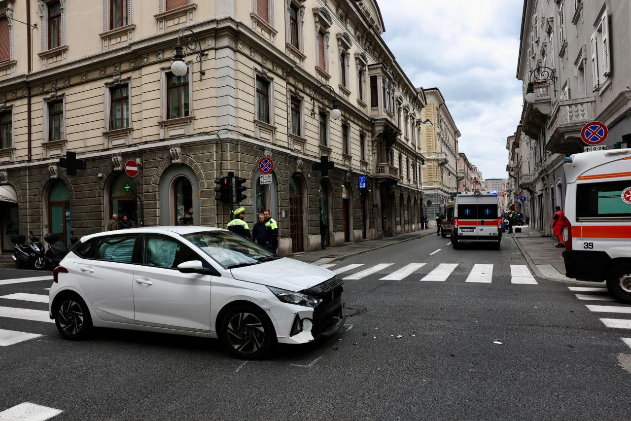 Avtomobil zbil motorno kolo