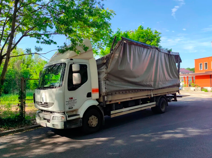 Tovornjak se je zagozdil pod železniški nadvoz