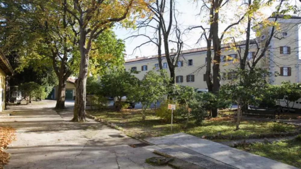 Dijaki iz Devina iščejo streho za praznike